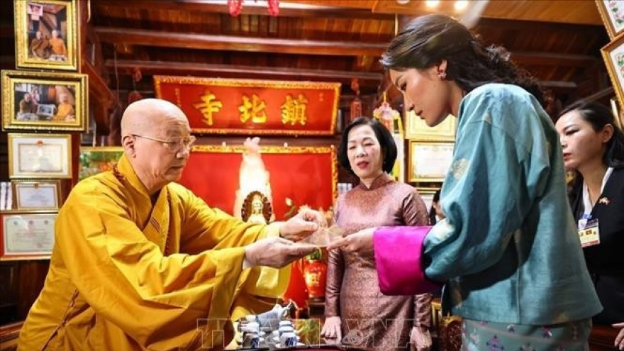 President's spouse, Bhutanese Queen tour Tran Quoc Pagoda